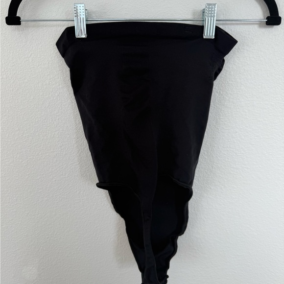 SKIMS Strapless Bodysuit - Picture 3 of 4